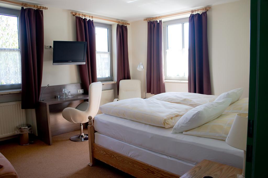 Hotel - Restaurant Kastanienhof Lauingen Стая снимка