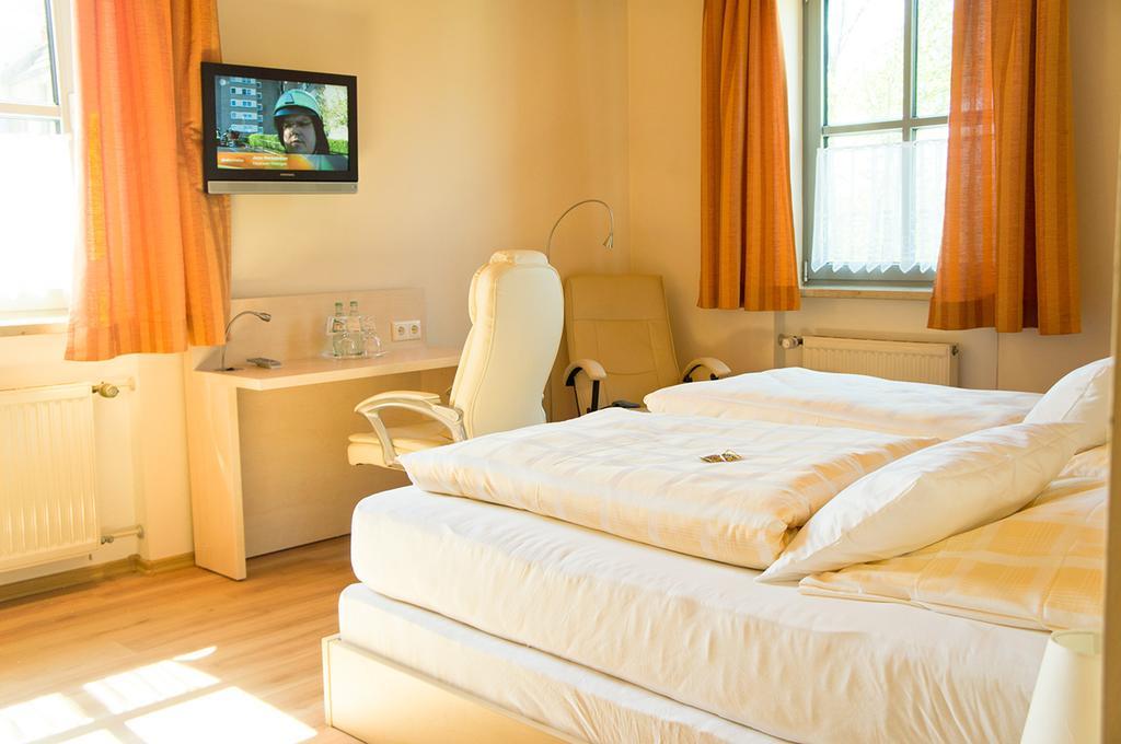 Hotel - Restaurant Kastanienhof Lauingen Стая снимка