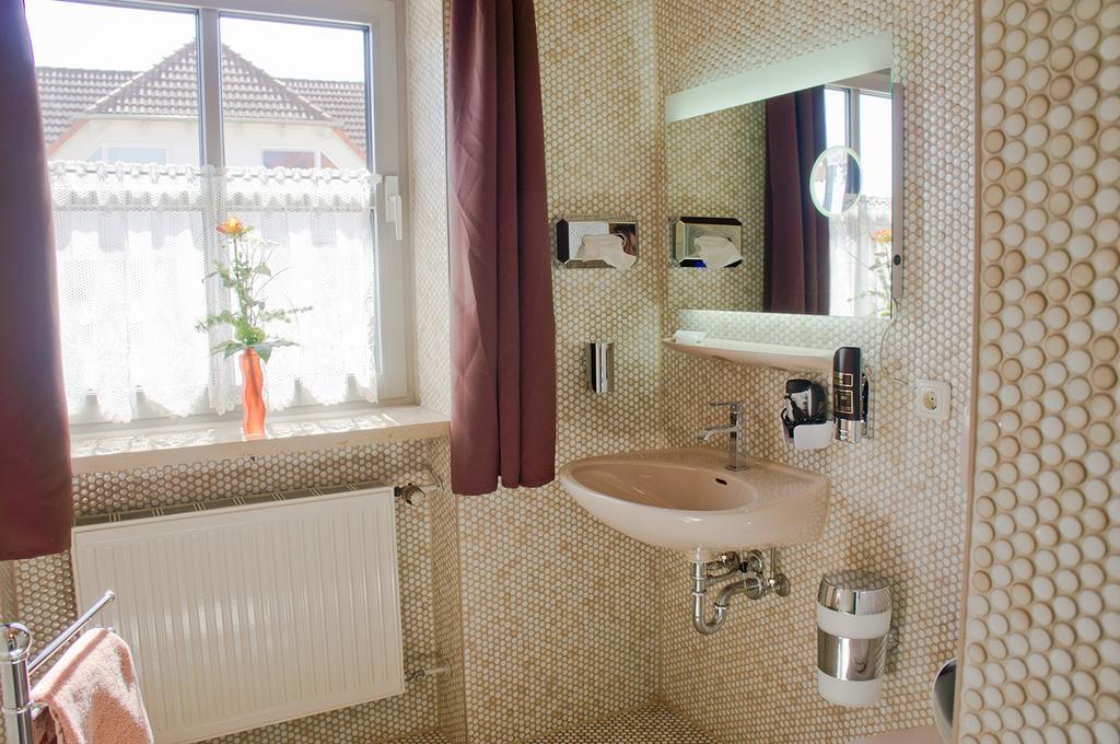 Hotel - Restaurant Kastanienhof Lauingen Стая снимка